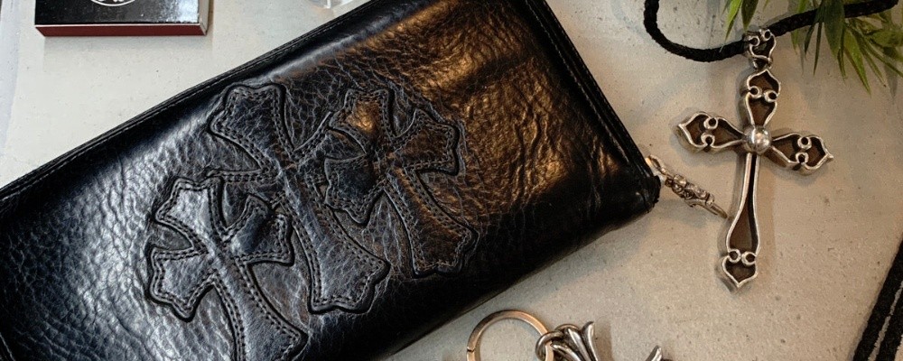 クロムハーツ 財布とアクセサリーが並ぶ画像