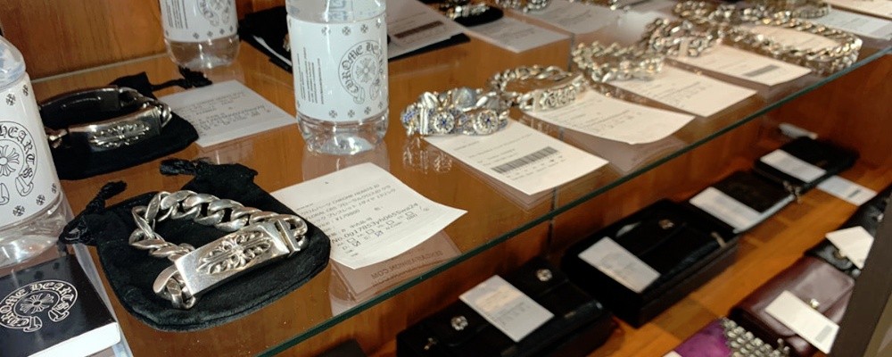 クロムハーツ ブレスレットがケースに並ぶ画像