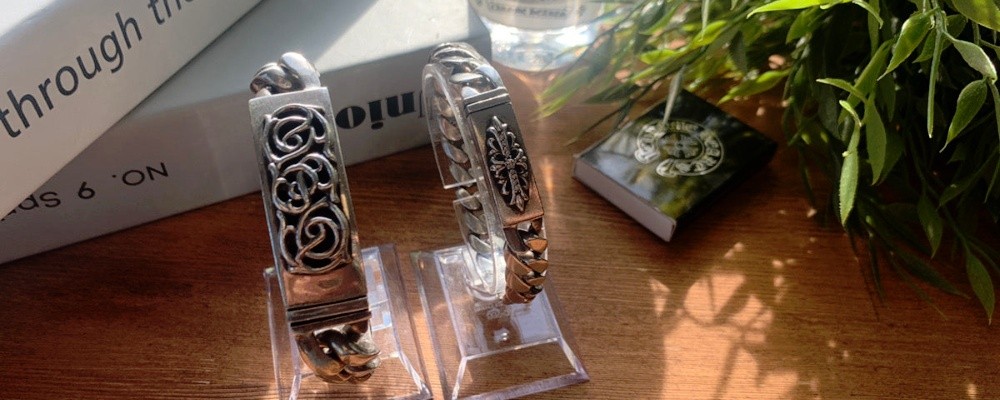 クロムハーツ バングルが2つ飾られている画像
