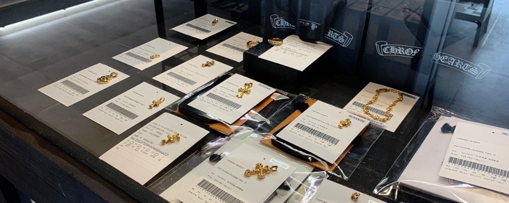 クロムハーツ アクセサリーがケースに並ぶ画像