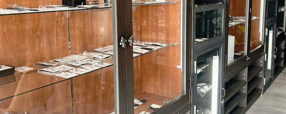 クロムハーツ アクセサリーがショーケース内に仕舞われている画像