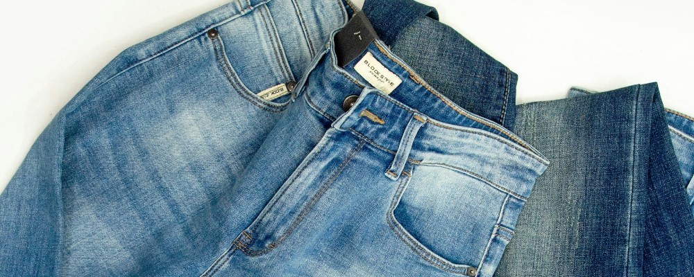 ジーンズが重なっている画像