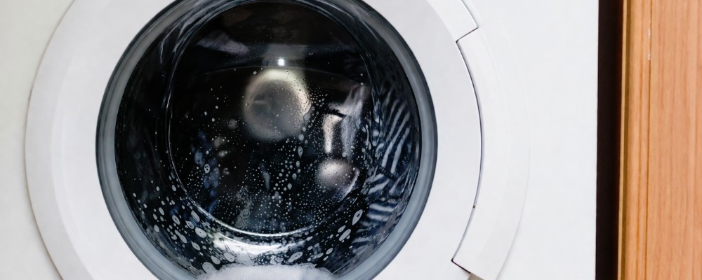 洗濯機を回す画像