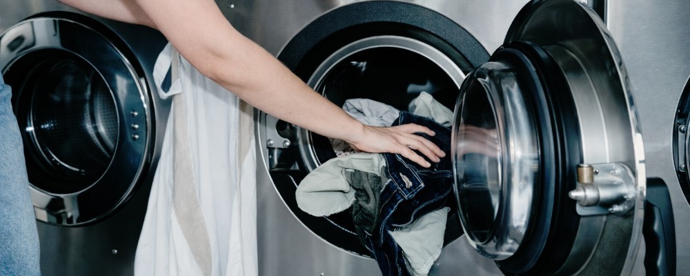 洗濯機から衣類を取り出す画像