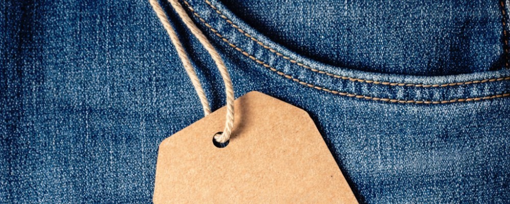 ジーンズにタグが付いている画像