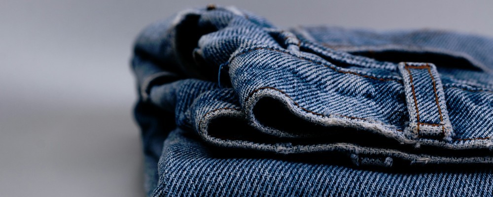 畳まれたジーンズ画像