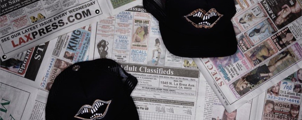 CH キャップが新聞紙の上に置かれている画像