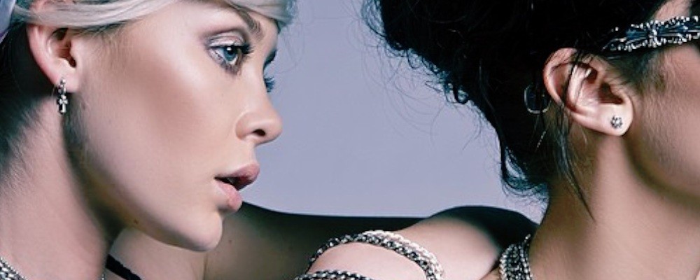 クロムハーツ　ピアスモデル女性2名の画像