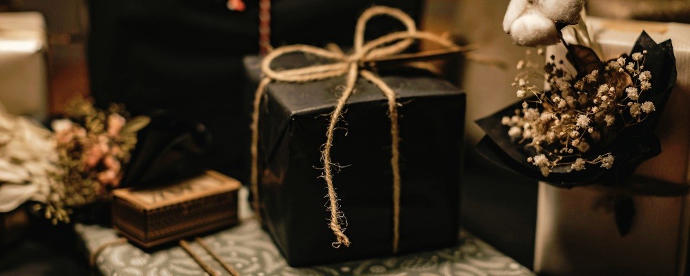 ブラックのギフトボックス画像