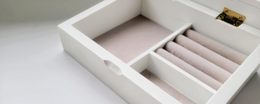 ホワイトのアクセサリーボックス画像