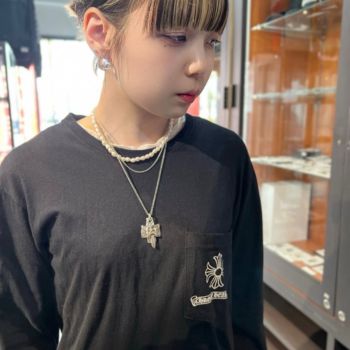 アクセサリーとの合わせ方｜Tシャツ×クロムハーツシルバーの最強コンボ 重ね付けで完成するクロムハーツスタイル 画像
