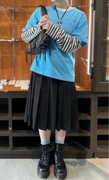 レディースコーディネート｜ストリート×ラグジュアリーの鉄板スタイル カラーTで魅せる個性派クロムハーツコーデ 画像
