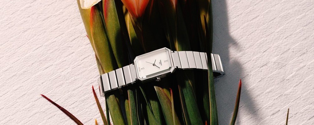 TISSOT　花モチーフに腕時計が置かれている画像
