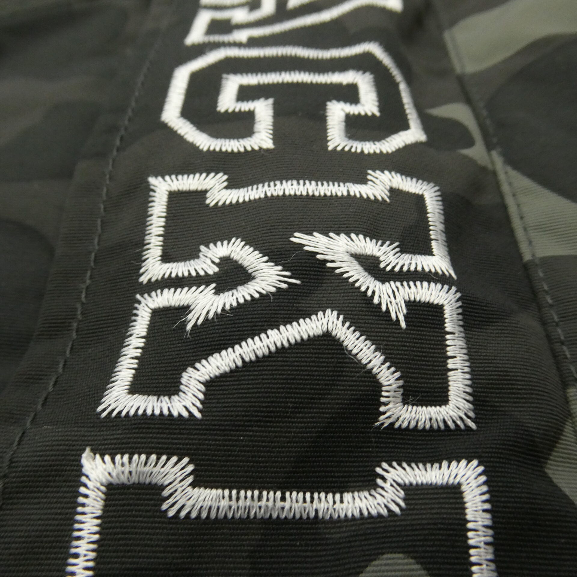 アベイシングエイプ X BLACK EYE PATCH COLOR CAMO SNOWBOARD JACKET ブラックアイパッチ カモ柄 スノーボードジャケット マウンテン ジャケット 買取実績 画像