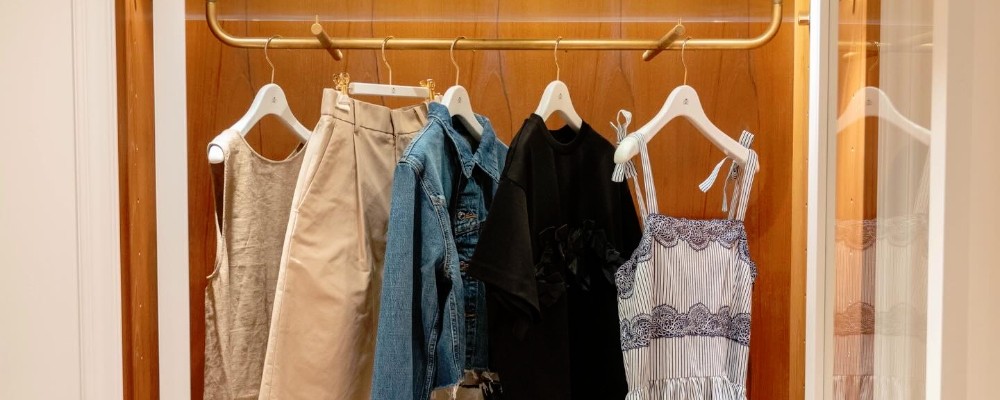 ドゥロワー秋服が店内に飾られている画像