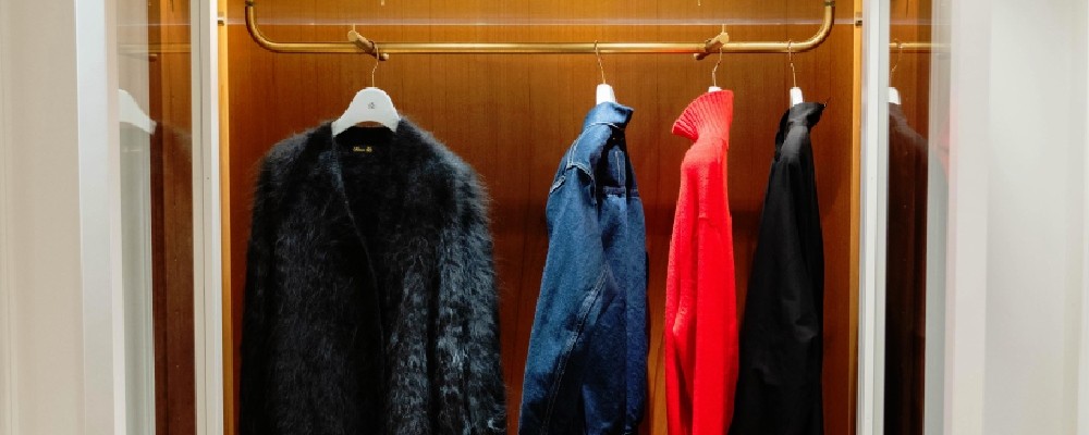 ドゥロワー冬服が店内に飾られている画像