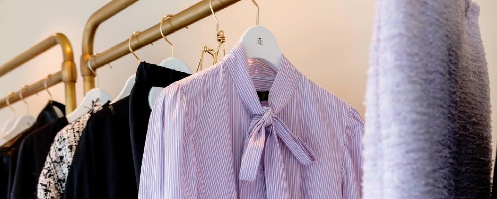 ドゥロワー春服が店内に飾られている画像