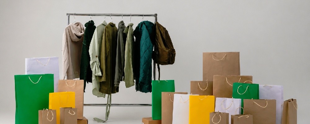 ラックにかけられた衣服とショップ袋の画像