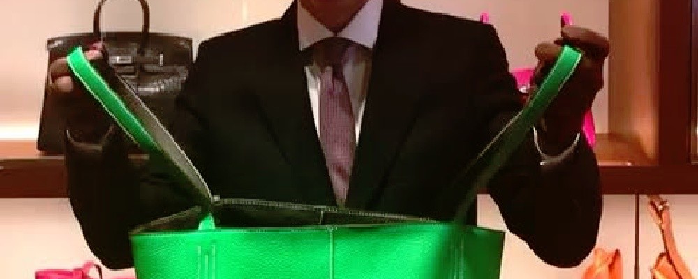 エルメス　グリーン系バッグを開く男性の画像