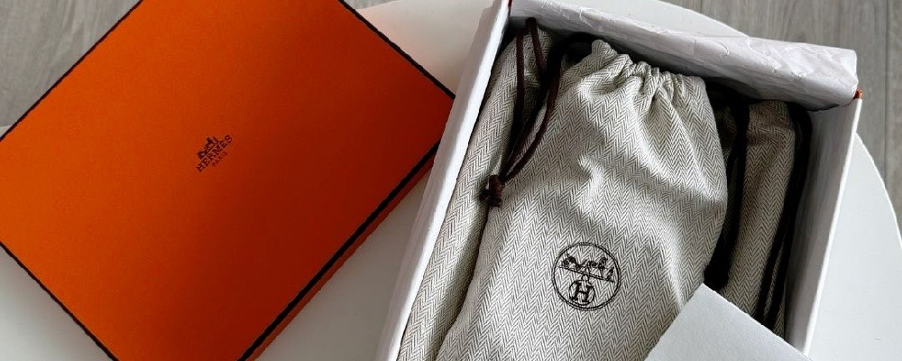 オレンジボックスに入ったエルメス商品の画像