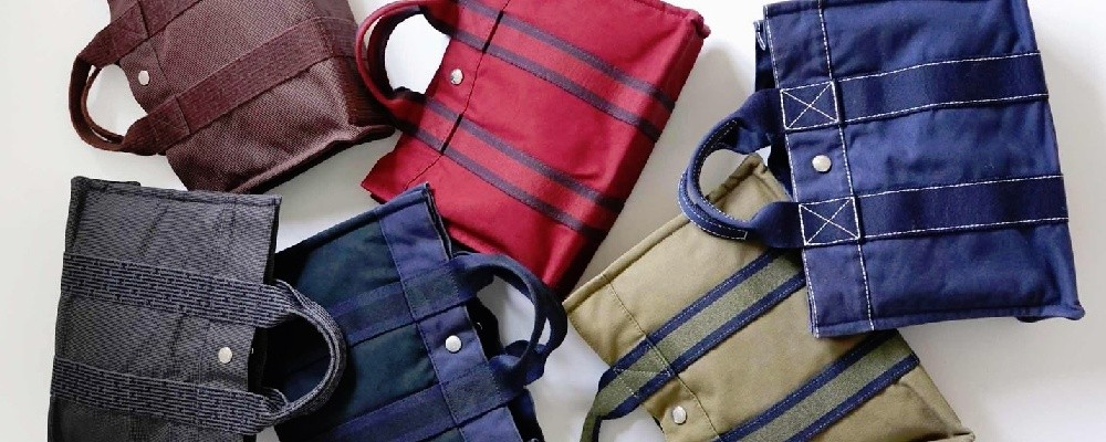 沢山のカラーのエルメスバッグが散りばめられた画像