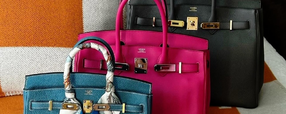 ビビットカラーの3色のエルメスバッグが並ぶ画像