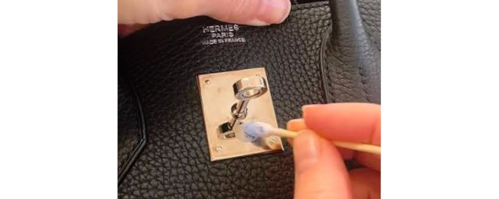 エルメスバッグの金具部分をメンテナンスしている画像
