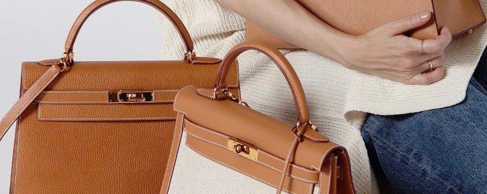 エルメス3種のゴールドカラーバッグと女性の画像