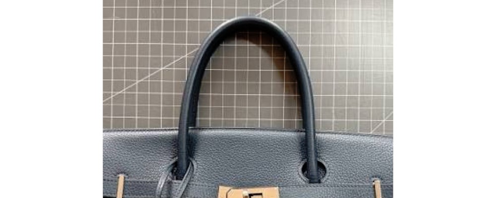 エルメス バッグがカッターマットの上に置かれた画像