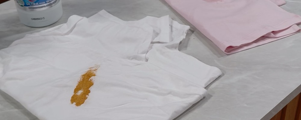 Tシャツの汚れを落としている画像