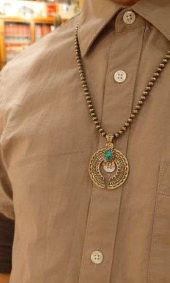 インディアンジュエリーの着用例 ナジャ型サンダーバードペンダント 画像