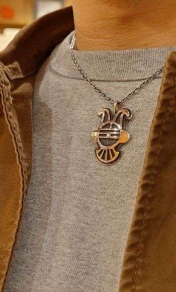 インディアンジュエリーの着用例 クラウンカチナ・ペンダント 画像