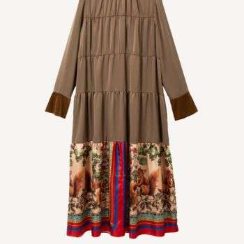 コラボレーション実績と話題性 ブランドの象徴的アイテム紹介 スカーフ柄ワンピース 画像