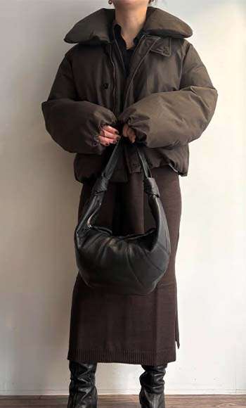 クリストフルメールコーディネート紹介 ルメール パフブルゾン×スカート×クロワッサンバッグ 画像