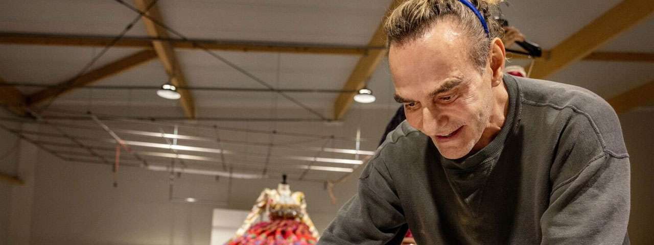 伝説のデザイナー、ジョン・ガリアーノとは? 波乱万丈な経歴とプロフィール 画像