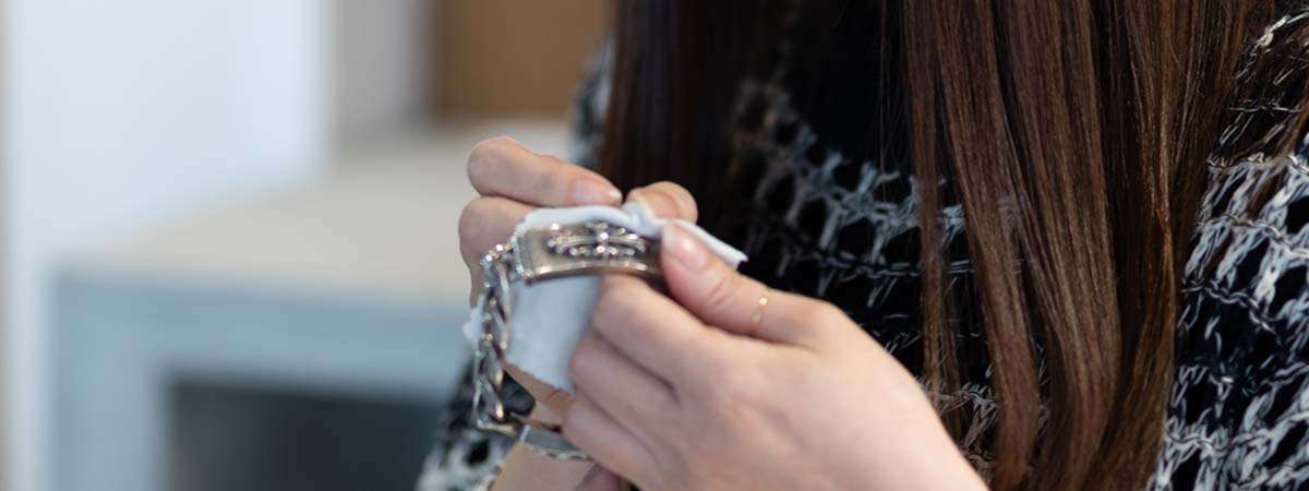 シルバー メンテナンス 使用後は必ず柔らかい布で拭く 画像