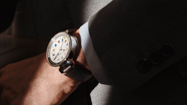 ルイヴィトンの腕時計「タンブール ムーン デュアルタイム」をご紹介！買取価格も公開中｜ブランド買取専門店LIFE