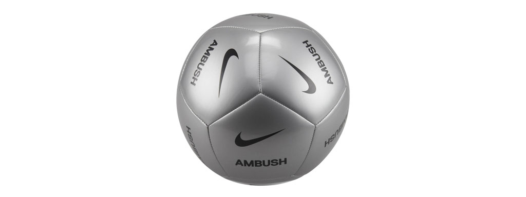 AMBUSH×Nike「フットボール」画像
