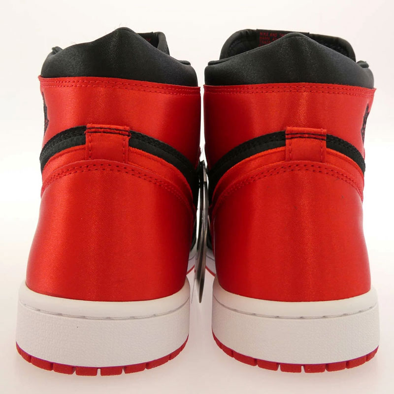 ナイキ FD4810-061 WMNS AIR JORDAN 1 RETRO HI OG SATIN BRED エア ジョーダン 1 ハイ サテン ブレッド スニーカー 買取実績 画像