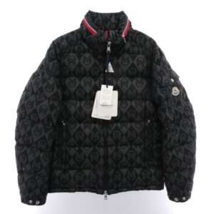 モンクレール 23AW I20911A00023 BOURNE 総柄 ロゴワッペン ダウン ジャケット 買取実績