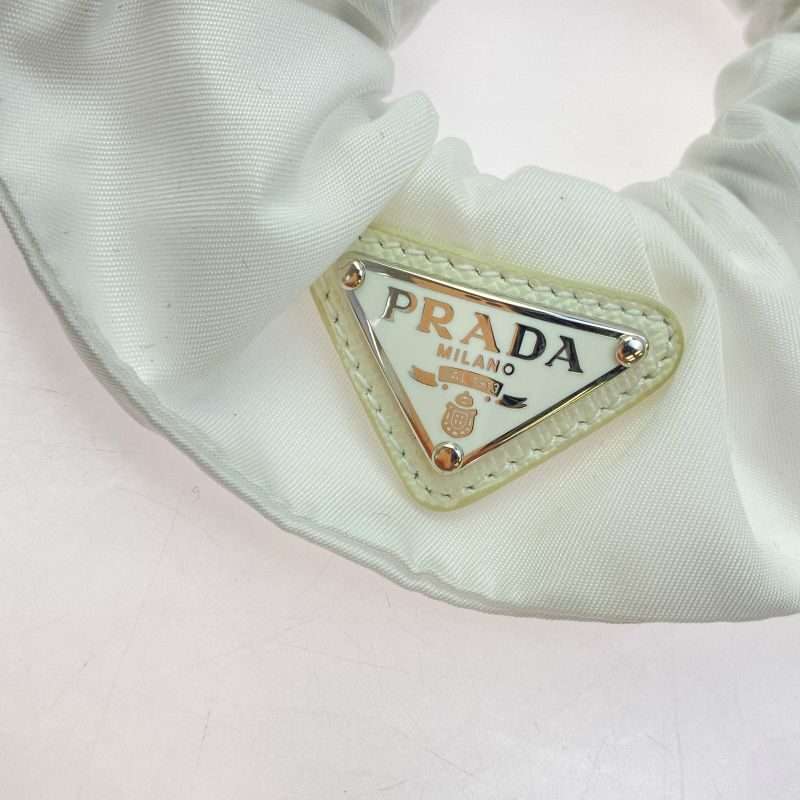 PRADA Re Nylon トライアングルロゴ シュシュ 直営店買付 PRADA Re Nylon トライアングルロゴ シュシュ 直営店買付 (PRADA