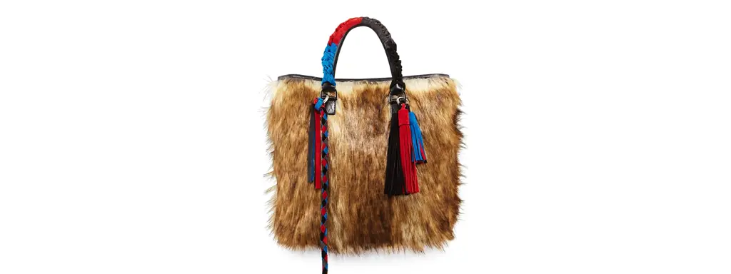 sacai ボディバッグ オリーブグリーン sacai's 'Hello sacai' Pop-Up Store Welcomes in Collaborative Goods