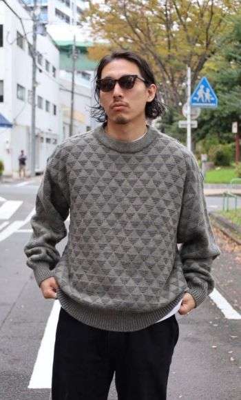 アルマーニニットのリラックススタイル画像