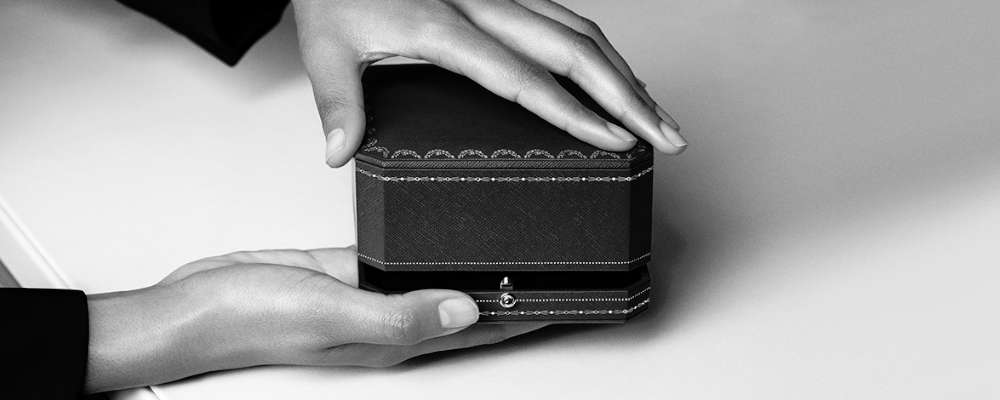 カルティエレッドボックスを開く画像