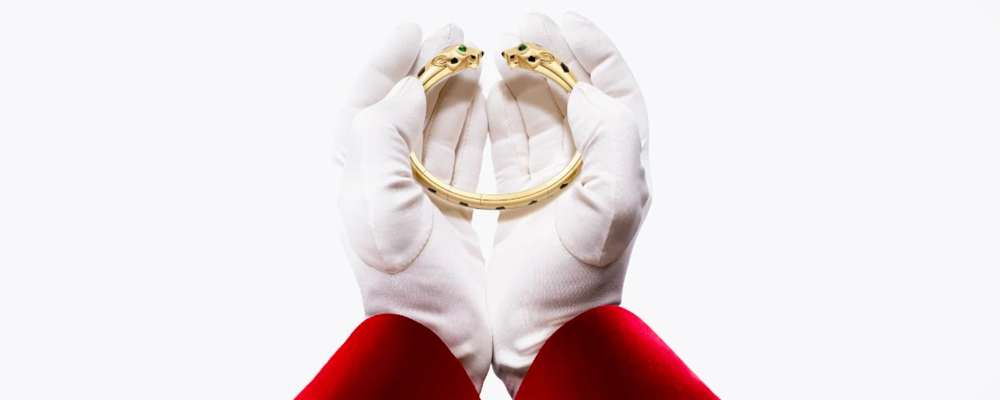 カルティエ パンテール-ドゥを手袋越しに持つ画像