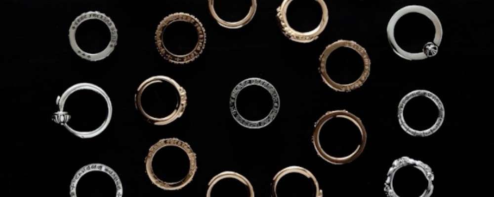 クロムハーツ　沢山のリングが置かれた画像