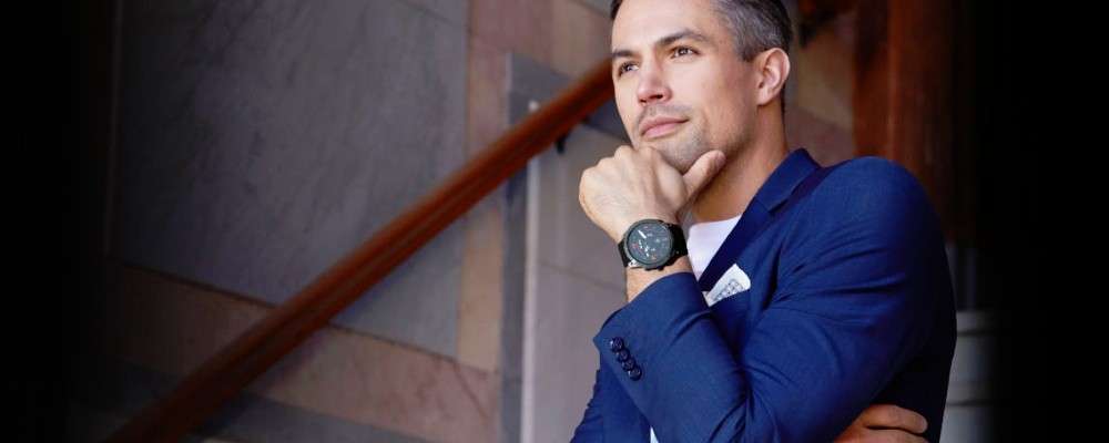 スーツの男性がガーミン時計を着用する画像