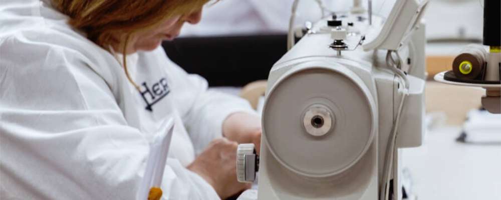 ヘルノ　ハンドメイド作業画像