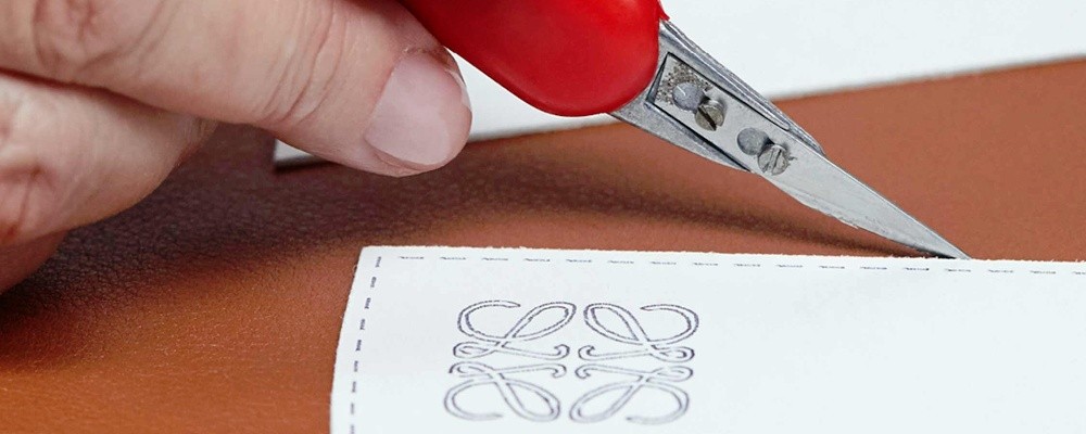 ロエベ カッティング作業画像