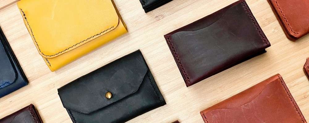 財布が並んで置かれた画像
